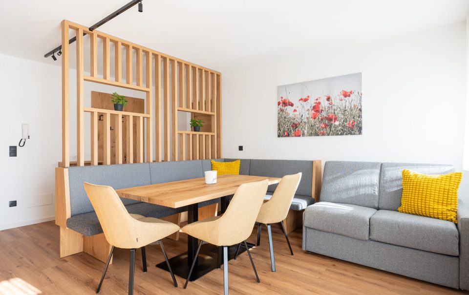 Neu renovierte Ferienwohnung mit Holzboden und moderner Küche auf einem Bauernhof bei Sterzing im Wipptal